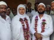 सपत्नी हज की यात्रा पर रवाना हुए हाजी,नगर के नागरिकों ने किया स्वागत