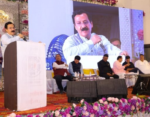 संचार माध्यमों से वैश्विक बनीं हैं भारतीय भाषाएं: प्रो.संजय द्विवेदी