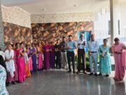 आइए हम अंधेरे को श्राप न दे आइए हम प्रकाश लाते है