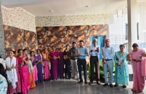 आइए हम अंधेरे को श्राप न दे आइए हम प्रकाश लाते है