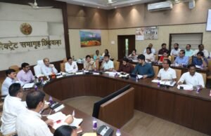 CHHINDWARA : बच्चों की रेमेडियल क्लासेस की तरह शिक्षकों की दक्षता उन्नयन के लिए भी आयोजित करें कार्यशालाएं – कमिश्नर श्री सिंह