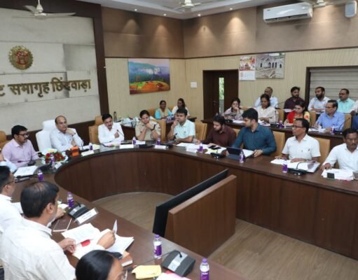 CHHINDWARA : बच्चों की रेमेडियल क्लासेस की तरह शिक्षकों की दक्षता उन्नयन के लिए भी आयोजित करें कार्यशालाएं – कमिश्नर श्री सिंह