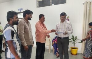 साईं भवन एवं मंगल भवन को खाली कराने ग्रामीणों ने सौंपा ज्ञापन