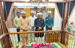 दरगाह में चादर भेंट कर प्रधानमंत्री की लंबी आयु के लिए मांगी दुआ