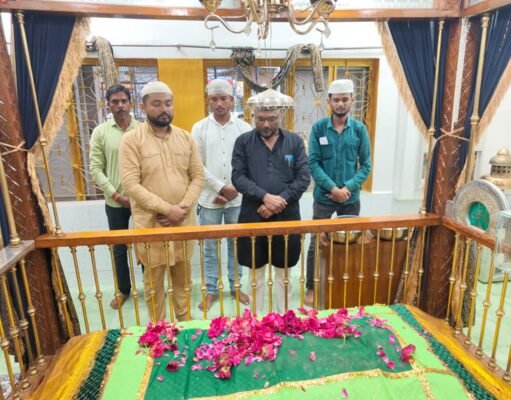 दरगाह में चादर भेंट कर प्रधानमंत्री की लंबी आयु के लिए मांगी दुआ