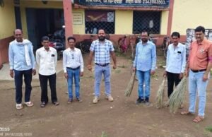 चौरई नगर मंडल का सेवा संकल्पः सिरेगाँव स्कूल परिसर में झाडू लगाकर दिया स्वच्छता का संदेश