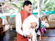 मुख्यमंत्री डॉ. यादव ने नवजात बछिया का किया नामकरण