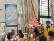 शिक्षक दिवस पर स्व. पी.पी. सिंह सर की स्मृति में विद्यार्थियों ने गरीब बच्चों को दिए स्टडी टेबल