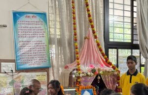 शिक्षक दिवस पर स्व. पी.पी. सिंह सर की स्मृति में विद्यार्थियों ने गरीब बच्चों को दिए स्टडी टेबल