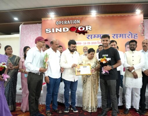 हिंदी दिवस के अवसर पर आयोजित शिक्षक सम्मान समारोह में छिंदवाड़ा के 23 वर्षीय युवा पर्वतारोही आदर्श शर्मा को विशेष रूप से सम्मानित किया गया।