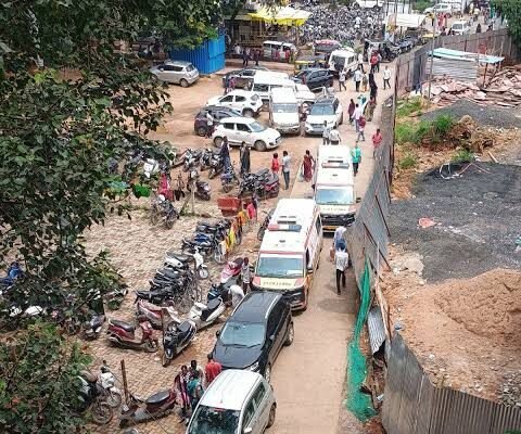 छिंदवाड़ा जिला अस्पताल की पार्किंग व्यवस्था बिगड़ी रही है एंबुलेंस पहुंचने में भी समस्या