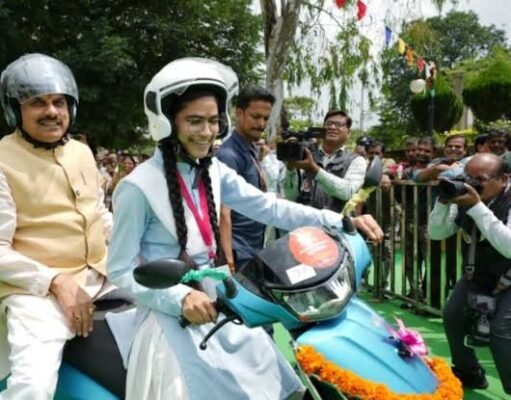 MP में 12वीं में फर्स्ट आने वाले 7832 विद्यार्थियों को सीएम डॉ. मोहन यादव ने दिया स्कूटर