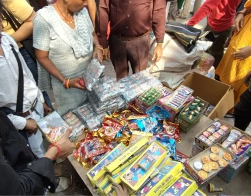 पटाखों की बिक्री पर दुकानदारों को मिली राहत, पर चांदनी चौक का हाल देख टेंशन में दिल्लीवासी