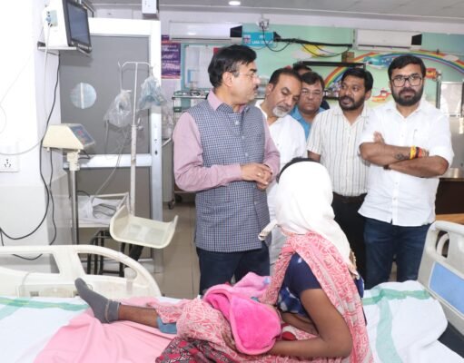 राज्यमंत्री श्री पटेल ने जिला अस्पताल का किया निरीक्षण