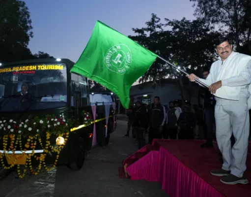 पन्ना नेशनल पार्क में पर्यटकों के लिए आरामदायक सफारी! सीएम ने दिखाई 10 नई कैंटर बसों को हरी झंडी