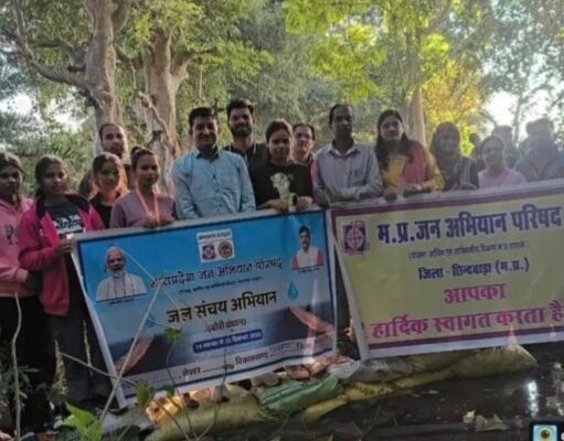 जल संचय अभियान के अंतर्गत ग्राम काराबोह में जन सहयोग से किया गया बोरी बंधान एवं जल संचय संवाद का भी किया गया आयोजन