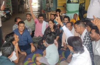 चौरई नगर पालिका में हंगामा, अव्यवस्था के विरोध में जनता-पार्षदों ने लगाया ताला