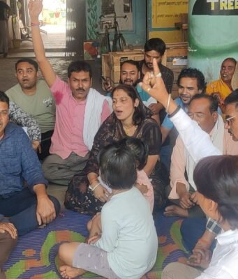 चौरई नगर पालिका में हंगामा, अव्यवस्था के विरोध में जनता-पार्षदों ने लगाया ताला