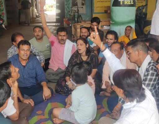 चौरई नगर पालिका में हंगामा, अव्यवस्था के विरोध में जनता-पार्षदों ने लगाया ताला