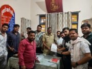 अवैध शराब बिक्री के खिलाफ थाना परिसर में विश्व हिंदू परिषद बजरंग दल द्वारा सौंपा गया ज्ञापन