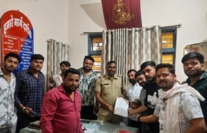 अवैध शराब बिक्री के खिलाफ थाना परिसर में विश्व हिंदू परिषद बजरंग दल द्वारा सौंपा गया ज्ञापन