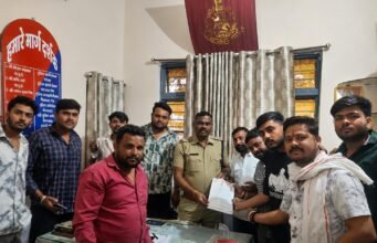 अवैध शराब बिक्री के खिलाफ थाना परिसर में विश्व हिंदू परिषद बजरंग दल द्वारा सौंपा गया ज्ञापन