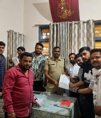 अवैध शराब बिक्री के खिलाफ थाना परिसर में विश्व हिंदू परिषद बजरंग दल द्वारा सौंपा गया ज्ञापन