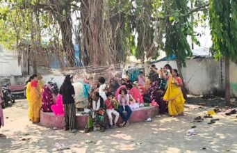 बट सावित्री के व्रत पर महिलाओं ने की सामूहिक पूजा, पति की दीर्घायु की कामना