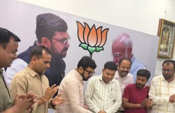 वरिष्ठ पत्रकार श्याम चौरसिया का जन्मदिन सांसद कार्यालय में हर्षोल्लास के साथ मनाया