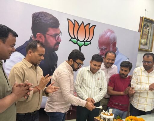 वरिष्ठ पत्रकार श्याम चौरसिया का जन्मदिन सांसद कार्यालय में हर्षोल्लास के साथ मनाया