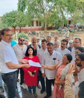 किसान हितों के लिए किसान कांग्रेस का प्रदर्शन, राज्यपाल के नाम सौंपा ज्ञापन