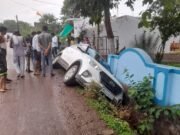 सड़क पर फैली मिट्टी बनी हादसे की वजह, फिसलकर नाली में घुसी कार