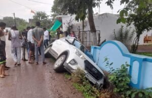 सड़क पर फैली मिट्टी बनी हादसे की वजह, फिसलकर नाली में घुसी कार