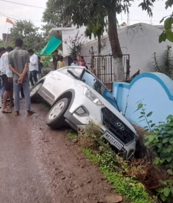 सड़क पर फैली मिट्टी बनी हादसे की वजह, फिसलकर नाली में घुसी कार