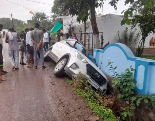 सड़क पर फैली मिट्टी बनी हादसे की वजह, फिसलकर नाली में घुसी कार