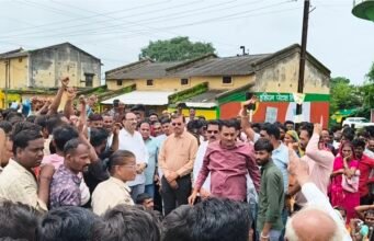 खाद के लिए अन्नदाता सड़क पर, चौरई में हजारों किसानों का चक्काजाम