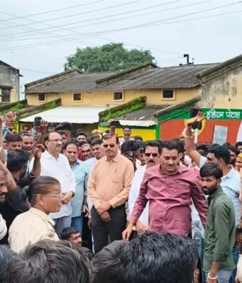 खाद के लिए अन्नदाता सड़क पर, चौरई में हजारों किसानों का चक्काजाम